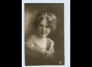 X1K65/ Hübsche junge Frau mit Haarschmuck schöne Foto AK 1911