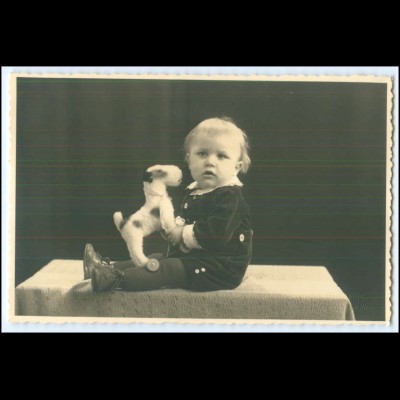 N8435/ Kleiner Junge Kind mit Stofftier Hund Foto AK ca.1935