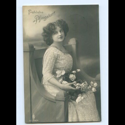 Y8544/ Fröhliche Pfingsten Frau mit Blumen 1910 Foto AK
