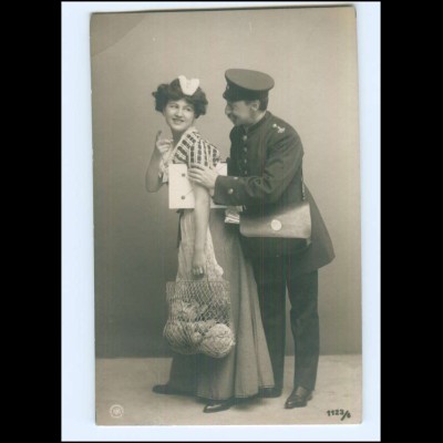 Y9538/ Frau Hausangestelle + Postbote Briefträger Foto AK ca.1910
