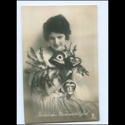 Y16161/ Weihnachten junge Frau mit Lebkuchenherzen Foto AK 1925