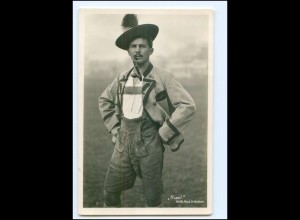 V5162/ Trachten "Hiasl" junger Mann mit Pfeidem Bayern Foto AK ca.1930