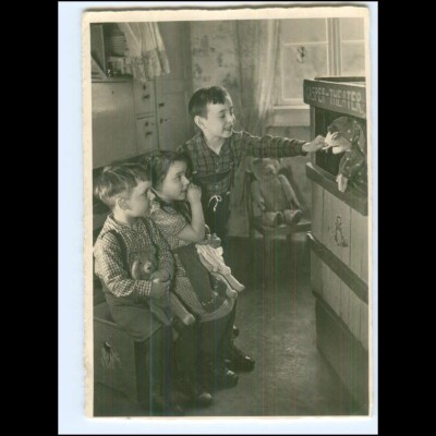 Y27298/ Kasper-Theater Kinder mit Teddy und Puppe Foto AK 1943