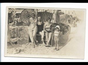 T9708/ Badeleben Familie im Strandkorb Foto AK ca.1920