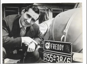 XX17314/ Freddy mit VW Käfer AvD Plakette Pressefoto ca.1955 18 x 13 cm 