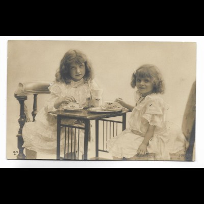 Y25061/ Mädchen Kinder trinken Kaffee schöne Foto AK 1906
