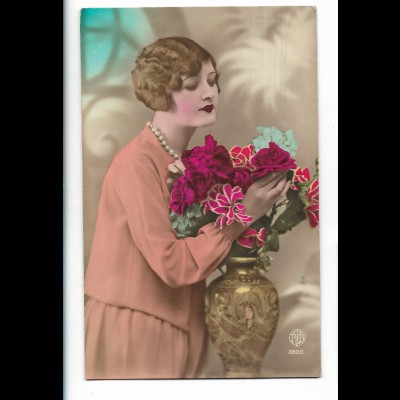 V4433/ Junge hübsche Frau mit Blumen Foto AK 1928