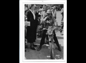 C5058/ Motorrad Motoradfahrerin auf Adler Foto 50er Jahre Motorsport 