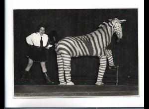 XX17922/ Zirkus Variete Menschen als Zebra Foto 50/60er Jahre 