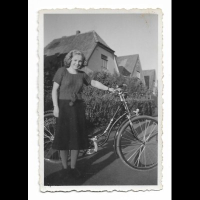 MM1196/ Junge Frau mit Fahrrad Privat-Foto 50/60er 