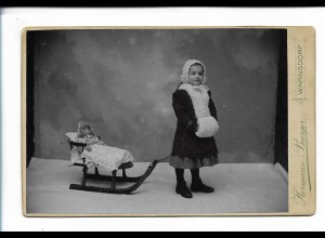Y25470/ Kabinettfoto Mädchen mit Puppe, Schlitten Foto H. Burger, Warnsdorf 