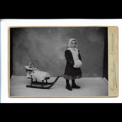 Y25470/ Kabinettfoto Mädchen mit Puppe, Schlitten Foto H. Burger, Warnsdorf 
