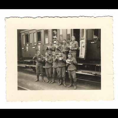 Y25483/ Soldaten beim Essen in Stettin , Eisenbahn Militär ca.1940 Foto 