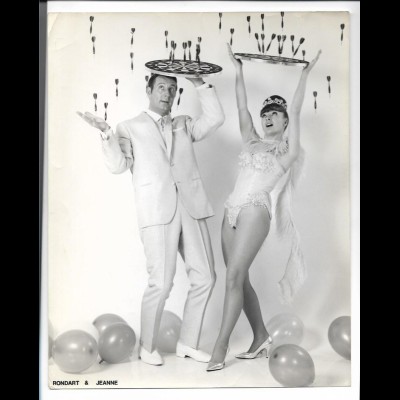 C5264/ Rondart & Jeanne aus Essex Variete Zirkus Pfeilwerfen Dart 50/60er Foto 