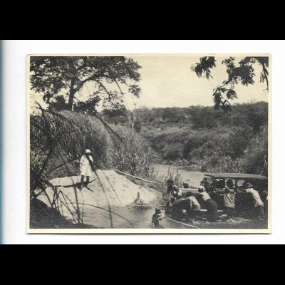 XX18126/ Daressalam Tansania altes Foto Autos wird aus dem Fluss gezogen