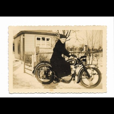 Y26674/ Frau fährt Motorrad Foto 1952 