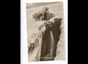 Y26887/ Bergsteiger Schweiz Gletscherspalte Trinks-Bildkarte AK-Format ca1925