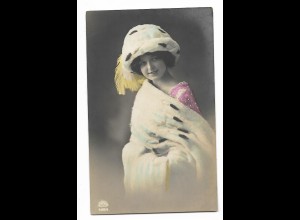 Y27510/ Junge Frau mit Pelzmütze Pelz Mode Foto AK 1916
