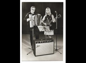 Y27516/ Musikanten-Duo, Crucianelli Akkordeon, Elka Verstärker AK 1970