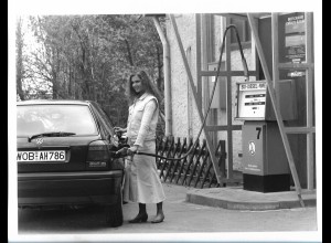 C5448/ Tankstelle junge Frau betankt VW Gold Foto 24 x 18 cm 