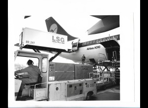 C5443/ Lufthansa Flugzeug Airbus A310 Verladung von Luftfracht Foto 24x18cm 1983