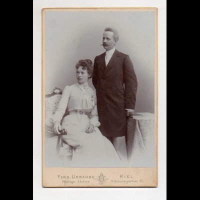 Y10588/ Kabinettfoto Ehepaar Fotograf Ferd. Urbahns, Kiel ca.1900
