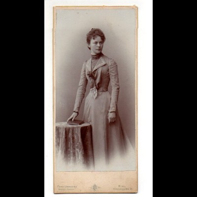 Y10593/ Kabinettfoto junge Frau Fotograf: Ferd. urbahns, Kiel ca.1900