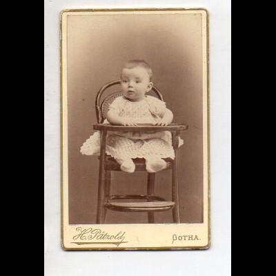 Y13226/ CDV Foto Baby KInd im Hochstuhl Foto H. Pätzold, Gotha ca.1880