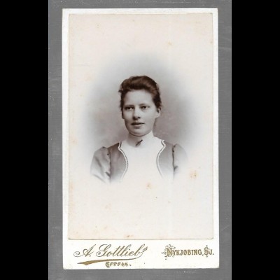 Y16351/ CDV Foto junge Frau Atelier A. Gottlieb, Nyköbing ca.1900