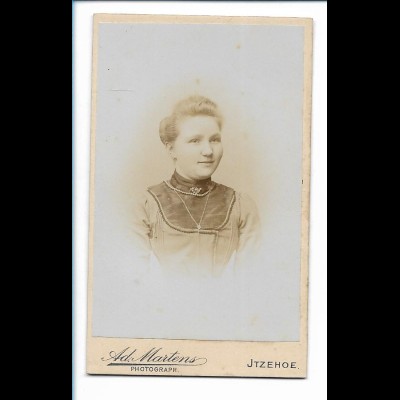 Y16482/ CDV Foto junge Frau Atelier Ad. Martens, Itzehoe ca.1900
