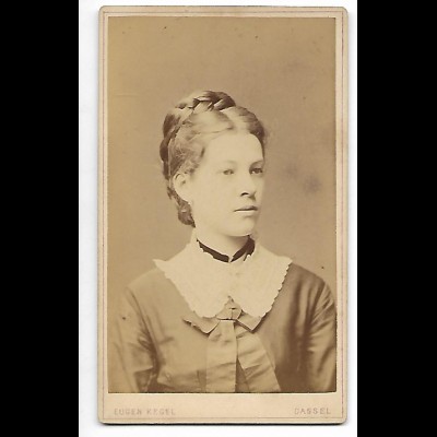 Y19638/ CDV junge Frau Foto Eugen Kegel, Kassel ca. 1880