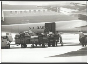 C5775/ Flughafen Flugzeug wird beladen Gepäck Foto 21 x 15 cm 70er Jahre