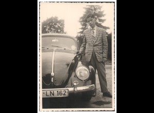 S4829/ Junger Mann mit VW Käfer Foto AK 50/60er Jahre 