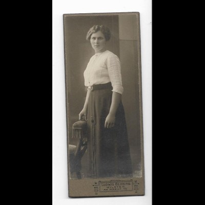 Y27823/ CDV Foto junge Frau Atelier L. Behning, Wilster ca.1910