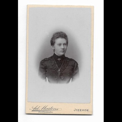 Y27812/ CDV Foto junge Frau Atelier Ad. Martens, Itzehoe c.1905