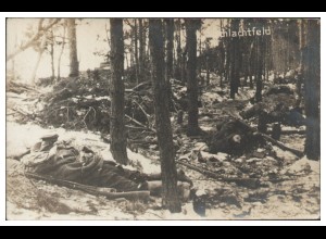 TT0143/ 1. Weltkrieg Schlachtfeld, gefallene Soldaten Foto AK 