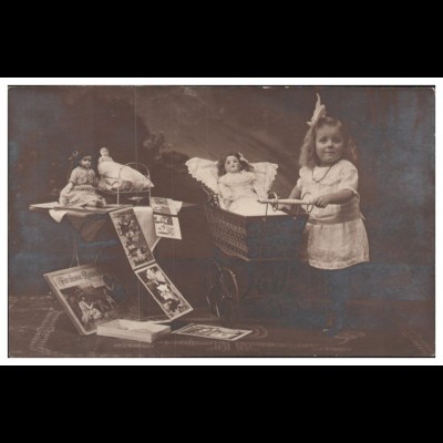 S5393/ Mädchen mit Puppenwagen Puppen Kinderbücher Foto AK ca.1910