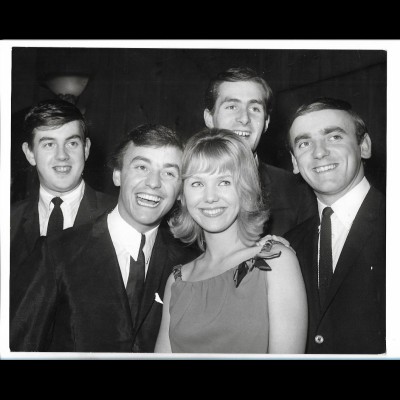 C5906/ Gery and his Pacemakers + Jukie Samuel in London Foto 1964 25 x 20,5 cm