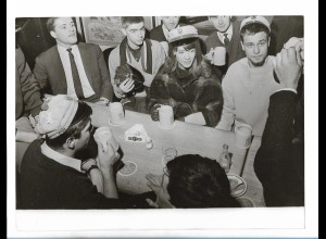 C6068/ Francoise Hardy mit Studenten Pressefoto Foto 24 x 18cm 1963