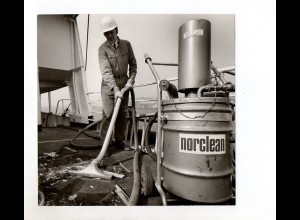 C1529/ norclean Schiffsreinigung an Deck Besatzung Foto ca. 1965 18 x 17 cm