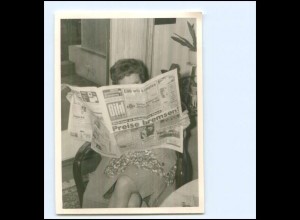 Y21337/ Frau liest die Bild-Zeitung Privat Foto 60er Jahre 