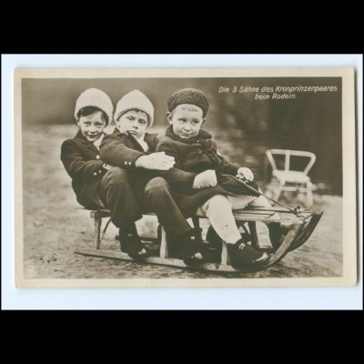 Y21708/ Drei Kinder des Kronprinzenpaares beim Rodeln Foto AK Adel