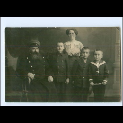 Y22241/ Familienfoto Vater in Uniform Foto AK ca.1915