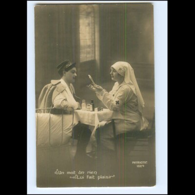Y23141/ Rotes Kreuz Krankenschwester + Soldat 1. Weltkrieg Frankeich Foto AK 