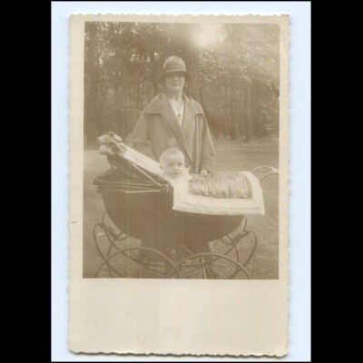 Y23215/ Frau mit Baby Kinderwagen Foto AK ca.1935