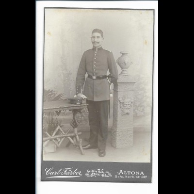 Y20610/ Kabinettfoto Soldat Militär Foto Carl Färber Hamburg Altona 1901