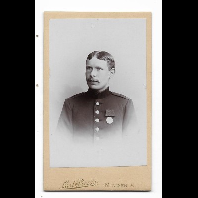 Y21059/ CDV Foto Soldat Militaria Atelier Carl Bester, Minden ca. 1900
