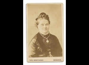 Y22201/CDV Foto ältere Frau mit Halskette Atelier Borntraeger, Wiesbaden ca.1890