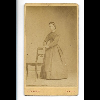 Y22481/ CDV junge Frau mit Reifrock, Foto Rauch Schuls Scuol Schweiz ca.1875