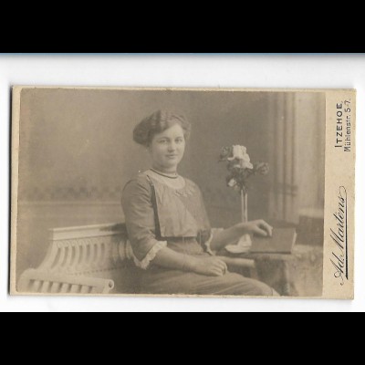 Y22046/ CDV Foto junge Frau Atelier Ad. Martens, Itzehoe ca. 1905
